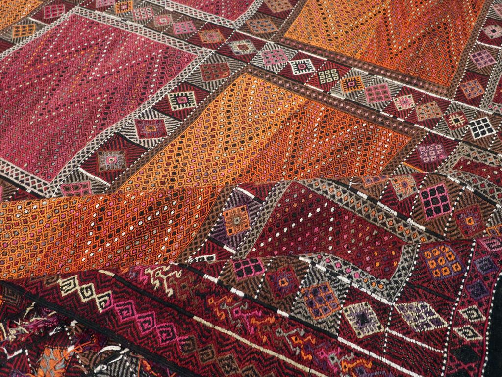 Mid-20th Century Handmade Turkish Flatweave Kilim Large Tribal Carpet For Sale 1