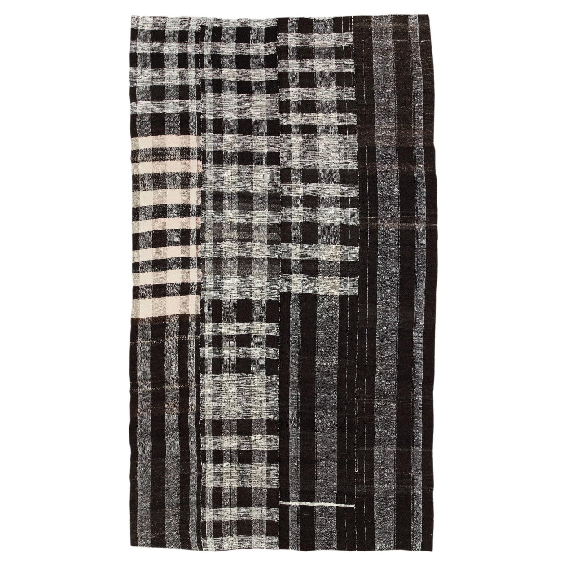 Mitte des 20. Jahrhunderts handgefertigter türkischer Flachgewebe-Kilim langer Teppich in Zimmergröße im Angebot