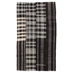 Mitte des 20. Jahrhunderts handgefertigter türkischer Flachgewebe-Kilim langer Teppich in Zimmergröße