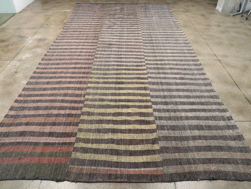 Mid-20th Century Handmade Turkish Flatweave Kilim Oversize Carpet In Excellent Condition For Sale In New York, NY