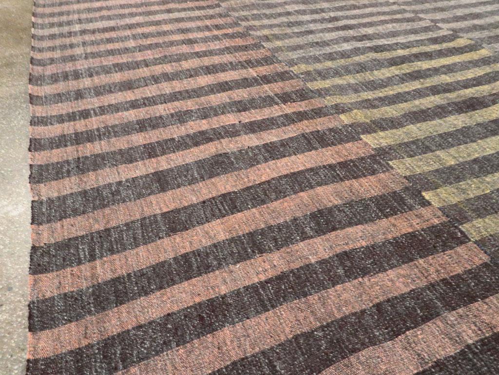 Tappeto turco a tessitura piatta Kilim oversize della metà del XX secolo In condizioni ottime in vendita a New York, NY