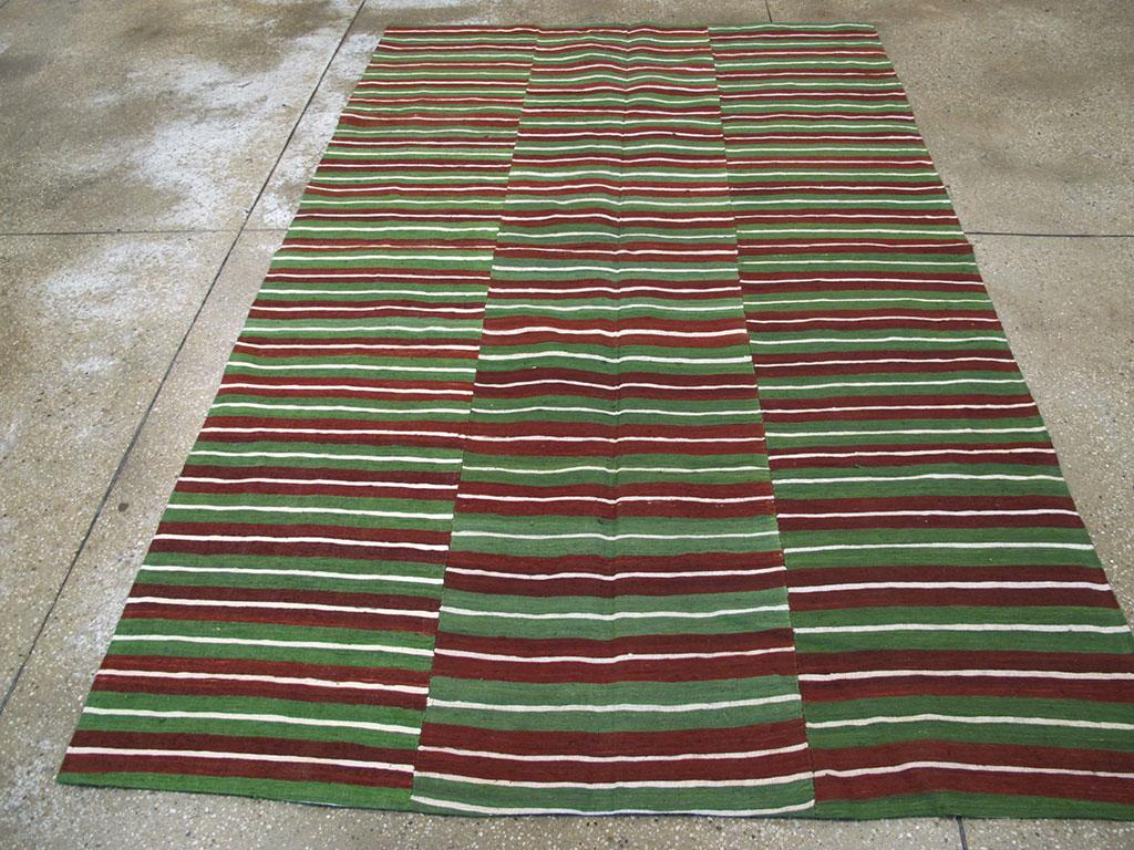 Mid-20th Century Handmade Turkish Flat-Weave Kilim Room Size Accent Rug In Good Condition For Sale In New York, NY