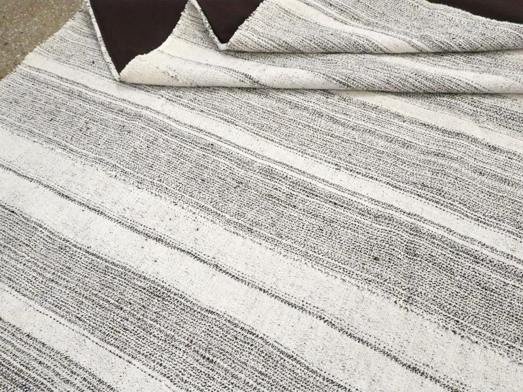 Mid-20th Century Handmade Turkish Flatweave Kilim Room Size Carpet For Sale 4