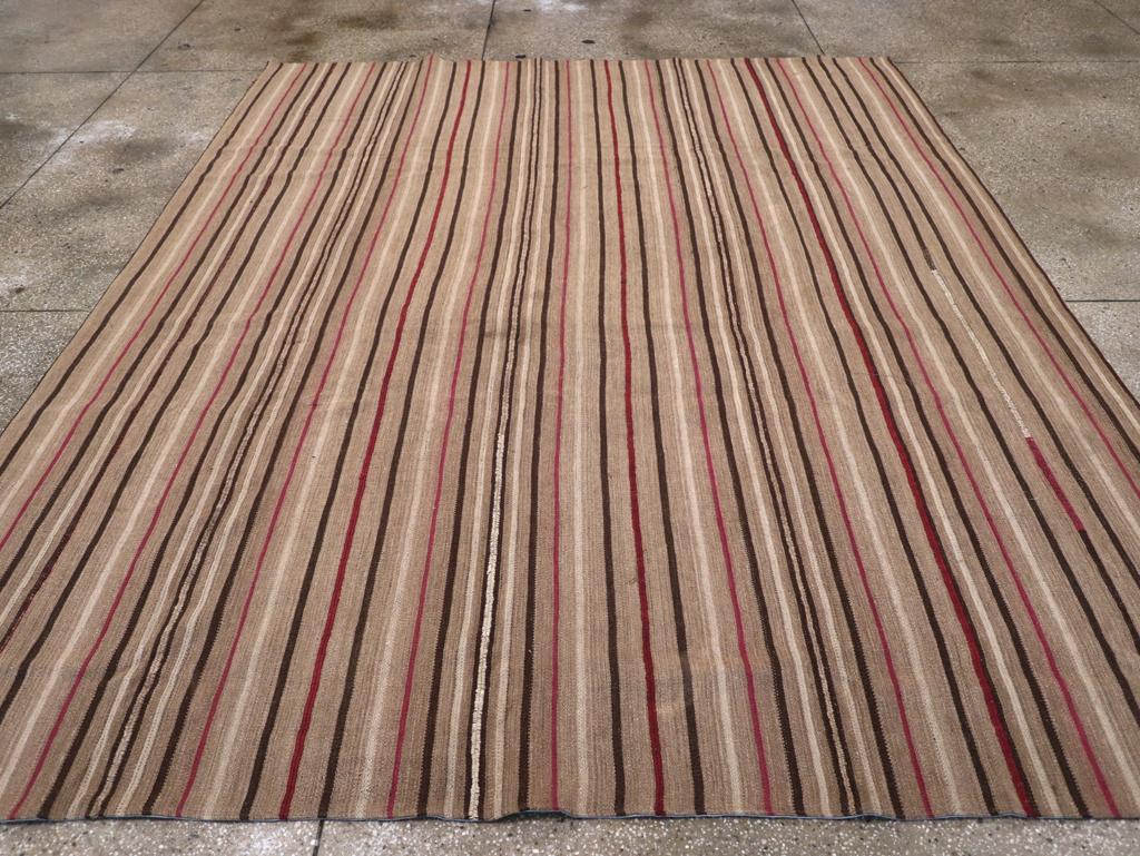 Ein türkischer Flachgewebe-Kilim-Teppich in Zimmergröße, handgefertigt Mitte des 20. Jahrhunderts.

Maße: 8' 7