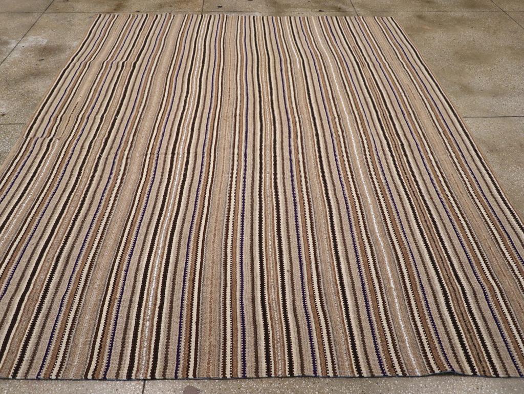 Ein türkischer Flachgewebe-Kilim-Teppich in Zimmergröße, handgefertigt Mitte des 20. Jahrhunderts.

Maße: 9' 2
