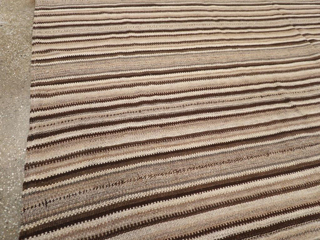 Rustico Tappeto Kilim a trama piatta turco della metà del 20° secolo, fatto a mano, per una stanza. in vendita