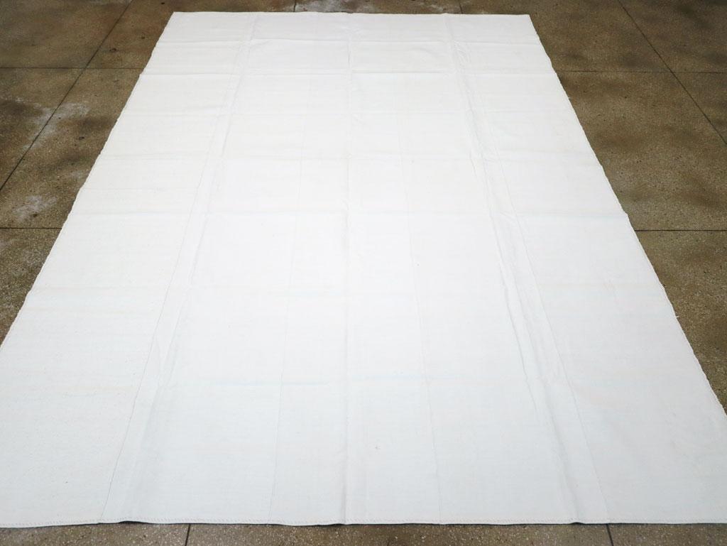 Hand-Woven Mid-20th Century Handmade Turkish Flatweave Kilim Room Size Carpet For Sale