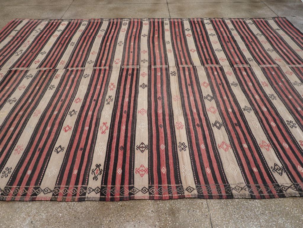 Hand-Woven Mid-20th Century Handmade Turkish Flatweave Kilim Room Size Carpet For Sale