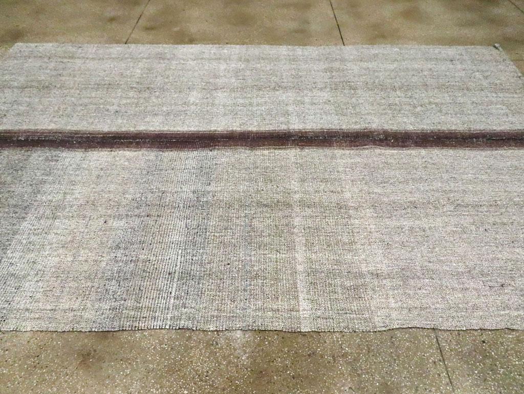 Mid-20th Century Handmade Turkish Flatweave Kilim Room Size Carpet In Excellent Condition For Sale In New York, NY