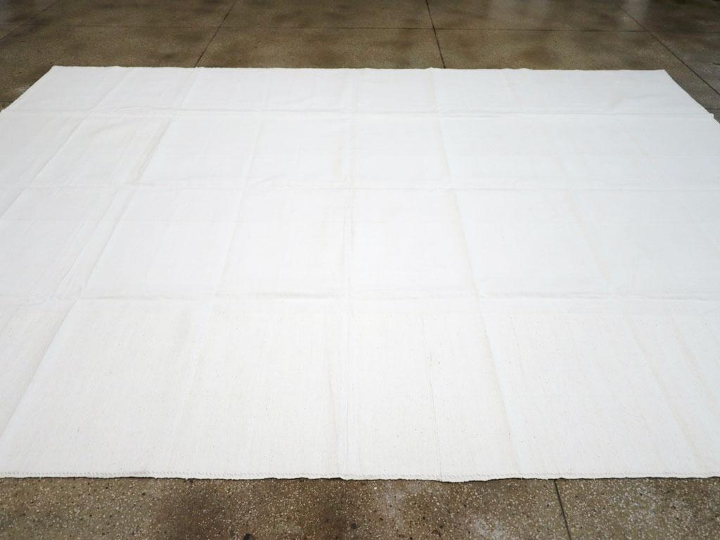 Mid-20th Century Handmade Turkish Flatweave Kilim Room Size Carpet In Excellent Condition For Sale In New York, NY