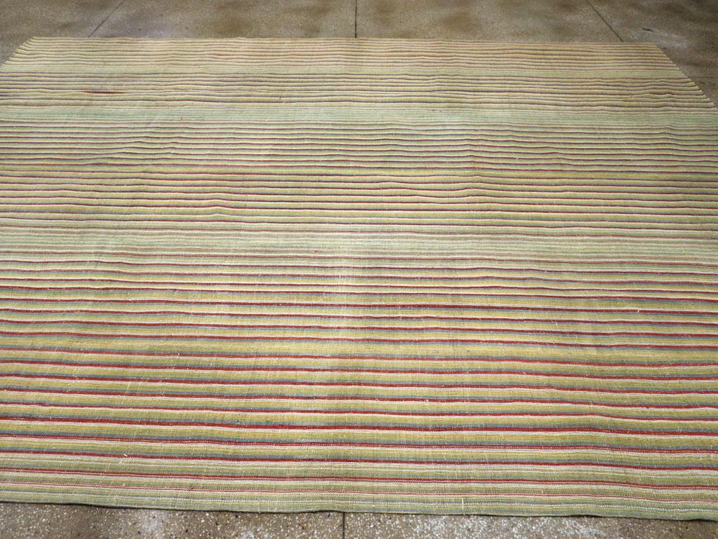 Mid-20th Century, Handmade Turkish Flatweave Kilim Room Size Carpet In Excellent Condition For Sale In New York, NY