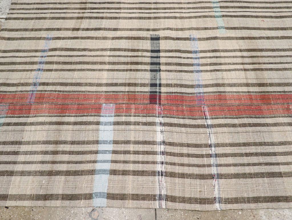 Mid-20th Century Handmade Turkish Flatweave Kilim Room Size Carpet In Excellent Condition For Sale In New York, NY