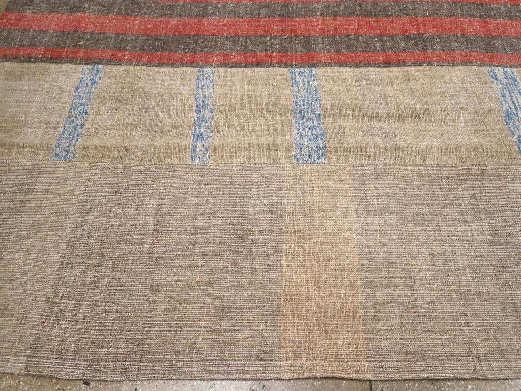 Mid-20th Century Handmade Turkish Flatweave Kilim Room Size Carpet In Excellent Condition For Sale In New York, NY