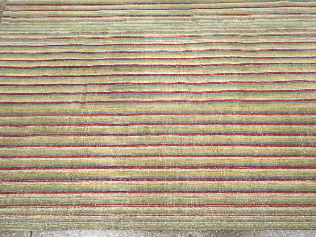 Tapis Kilim turc à tissage plat fait à la main du milieu du 20e siècle, de taille standard Excellent état - En vente à New York, NY