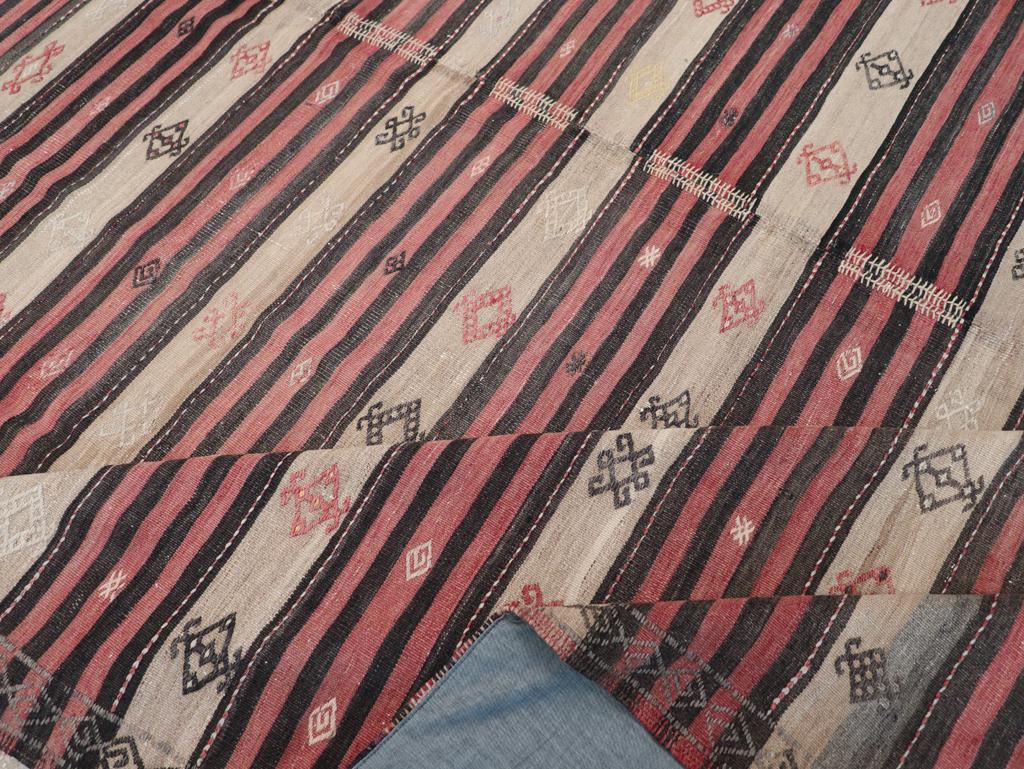 Mid-20th Century Handmade Turkish Flatweave Kilim Room Size Carpet For Sale 1