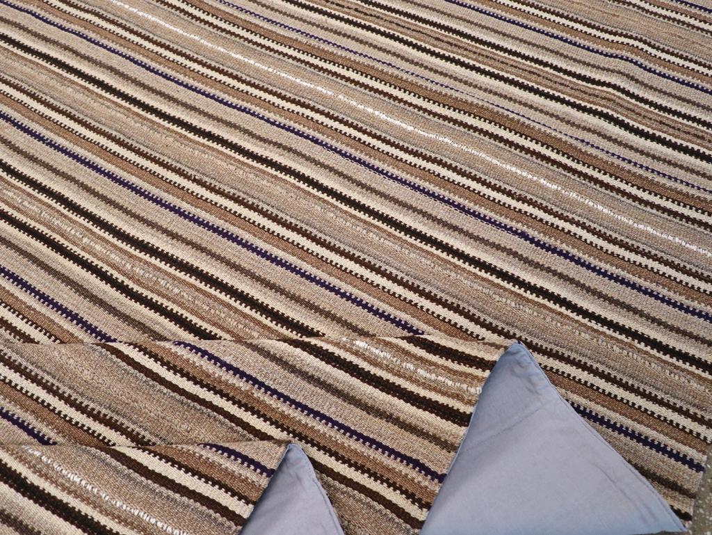 Mid-20th Century Handmade Turkish Flatweave Kilim Room Size Carpet For Sale 1