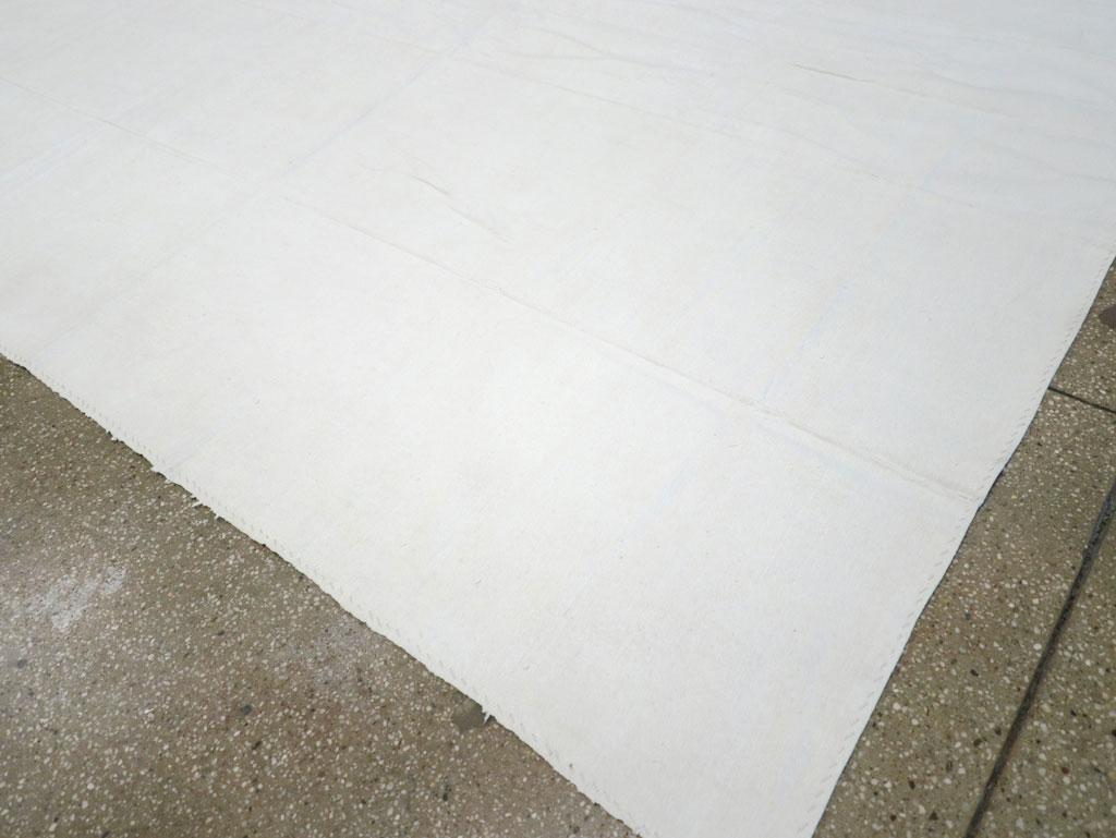 Mid-20th Century Handmade Turkish Flatweave Kilim Room Size Carpet For Sale 2