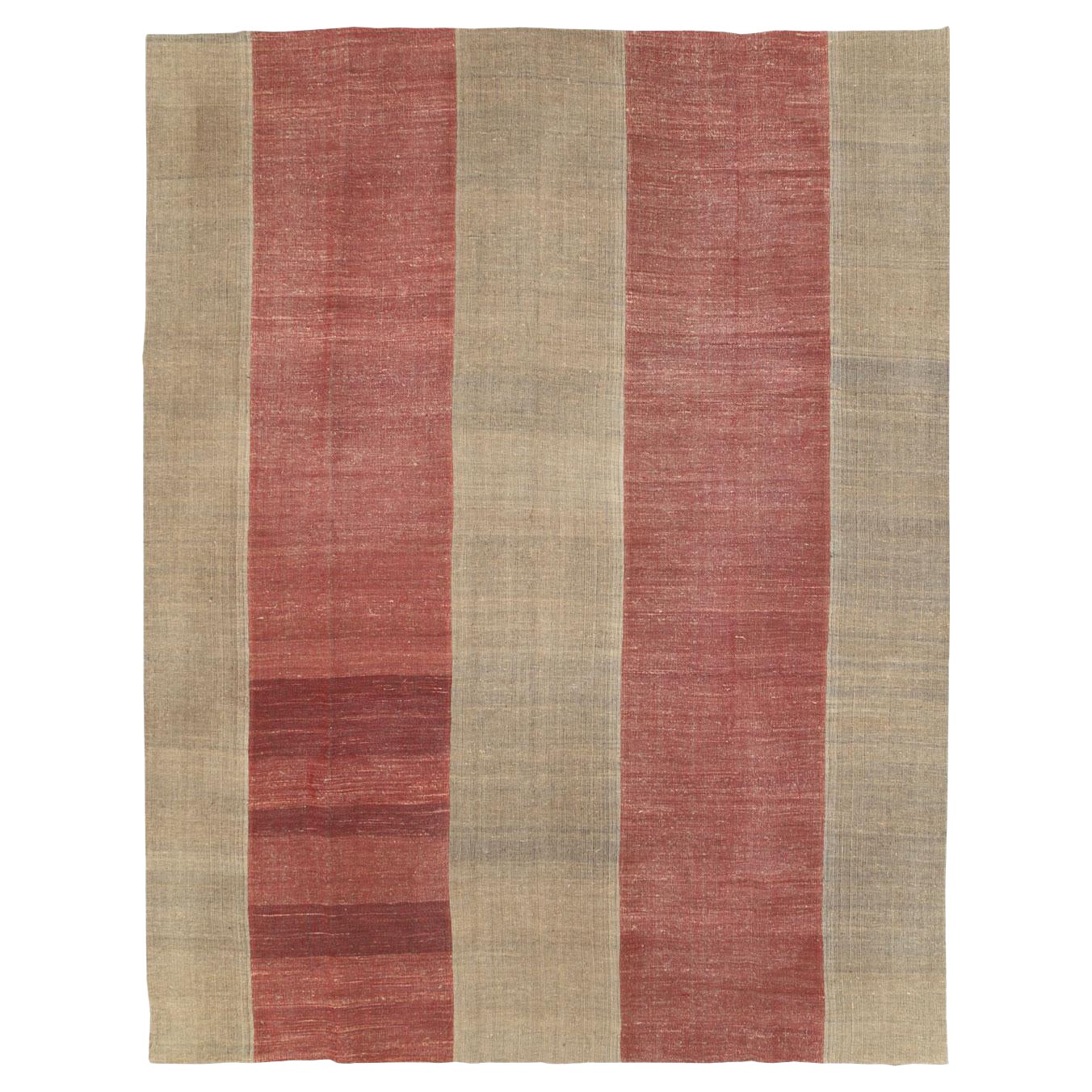 Tappeto Kilim a trama piatta turco della metà del 20° secolo, fatto a mano, per una stanza.