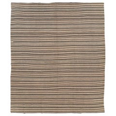 Tappeto Kilim a trama piatta turco della metà del 20° secolo, fatto a mano, per una stanza.