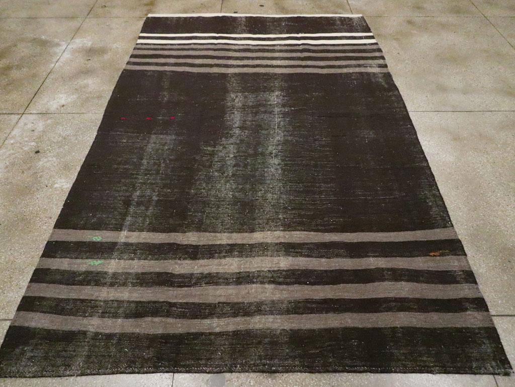 Mid-20th Century Handmade Turkish Flatweave Kilim Room Size Carpet in Black In Excellent Condition For Sale In New York, NY