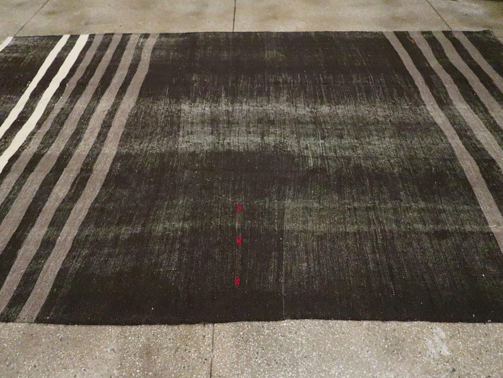 Mid-20th Century Handmade Turkish Flatweave Kilim Room Size Carpet in Black For Sale 1