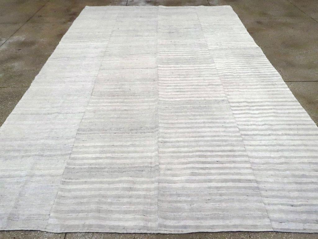 Mid-20th Century Handmade Turkish Flatweave Kilim Room Size Carpet in Grey In Excellent Condition For Sale In New York, NY