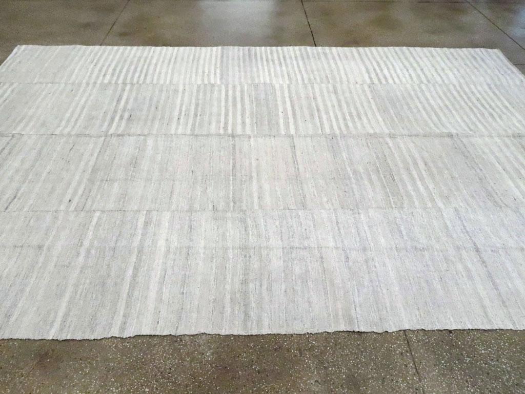 Mid-20th Century Handmade Turkish Flatweave Kilim Room Size Carpet in Grey For Sale 1