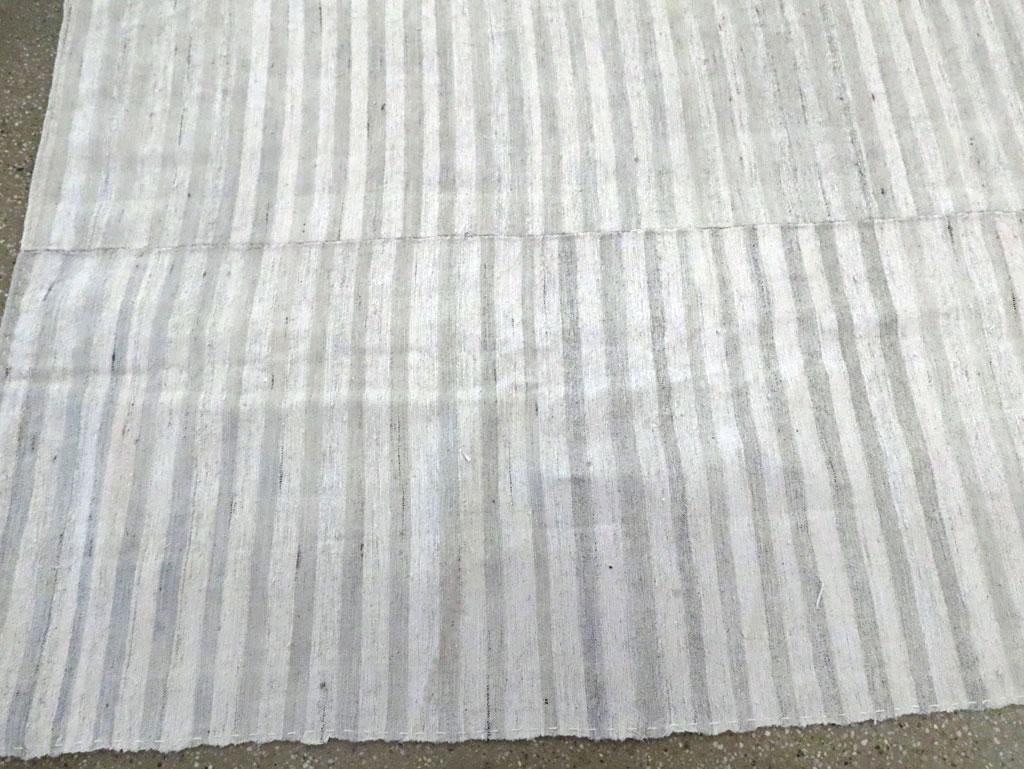 Mid-20th Century Handmade Turkish Flatweave Kilim Room Size Carpet in Grey For Sale 2