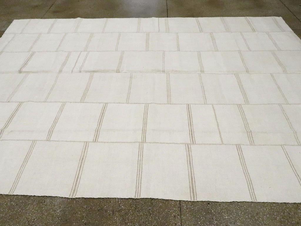 Mid-20th Century Handmade Turkish Flat-Weave Kilim Room Size Carpet in Linen 1