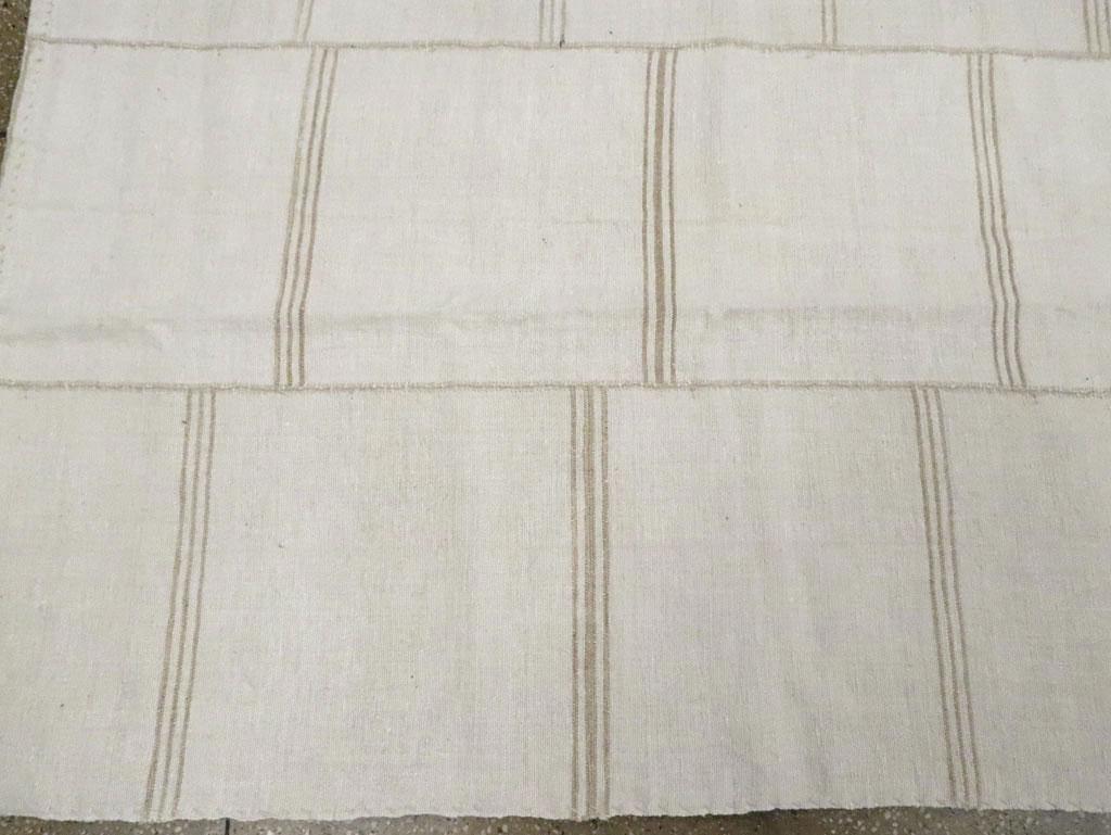 Mid-20th Century Handmade Turkish Flat-Weave Kilim Room Size Carpet in Linen 2