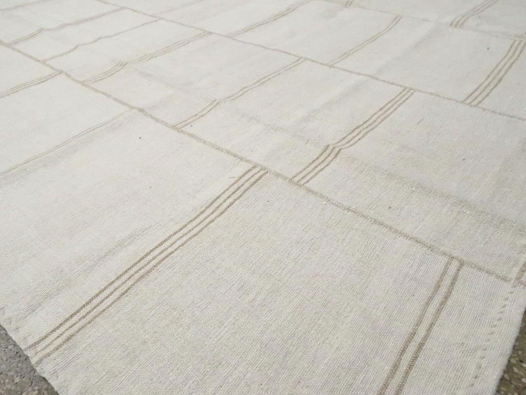 Mid-20th Century Handmade Turkish Flat-Weave Kilim Room Size Carpet in Linen 3