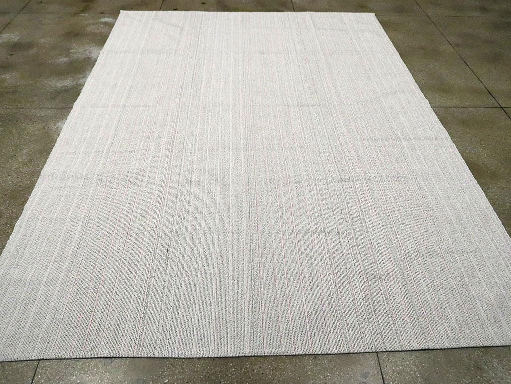 Hand-Woven Mid-20th Century Handmade Turkish Flatweave Kilim Room Size Carpet in White For Sale