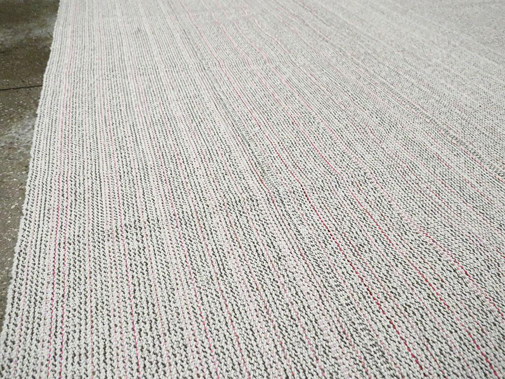 Mid-20th Century Handmade Turkish Flatweave Kilim Room Size Carpet in White In Excellent Condition For Sale In New York, NY