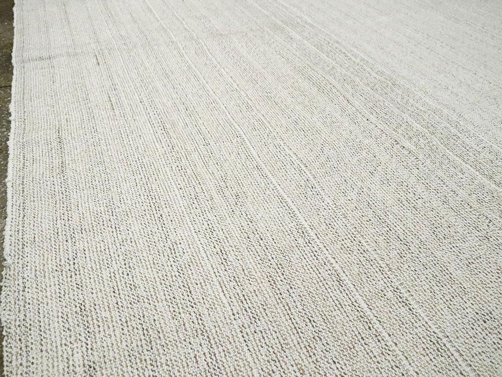 Mid-20th Century Handmade Turkish Flatweave Kilim Room Size Carpet in White In Excellent Condition For Sale In New York, NY