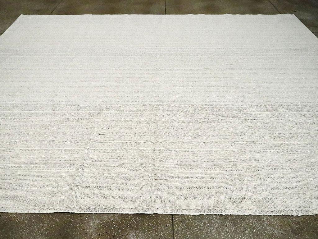 Handgefertigter türkischer Flachgewebe-Kelim-Teppich in Zimmergröße in Weiß aus der Mitte des 20. Jahrhunderts im Zustand „Hervorragend“ im Angebot in New York, NY