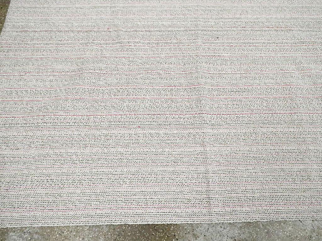 Mid-20th Century Handmade Turkish Flatweave Kilim Room Size Carpet in White For Sale 1