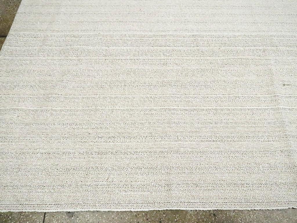 Mid-20th Century Handmade Turkish Flatweave Kilim Room Size Carpet in White For Sale 1