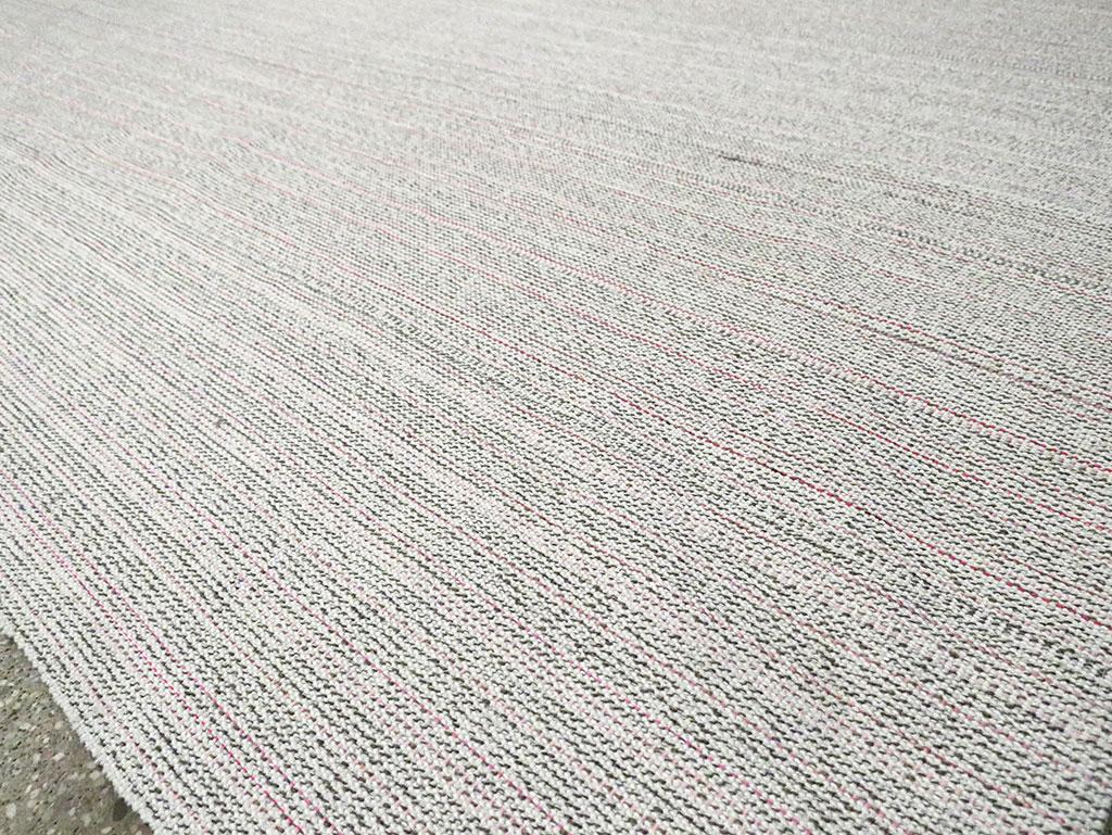 Mid-20th Century Handmade Turkish Flatweave Kilim Room Size Carpet in White For Sale 2