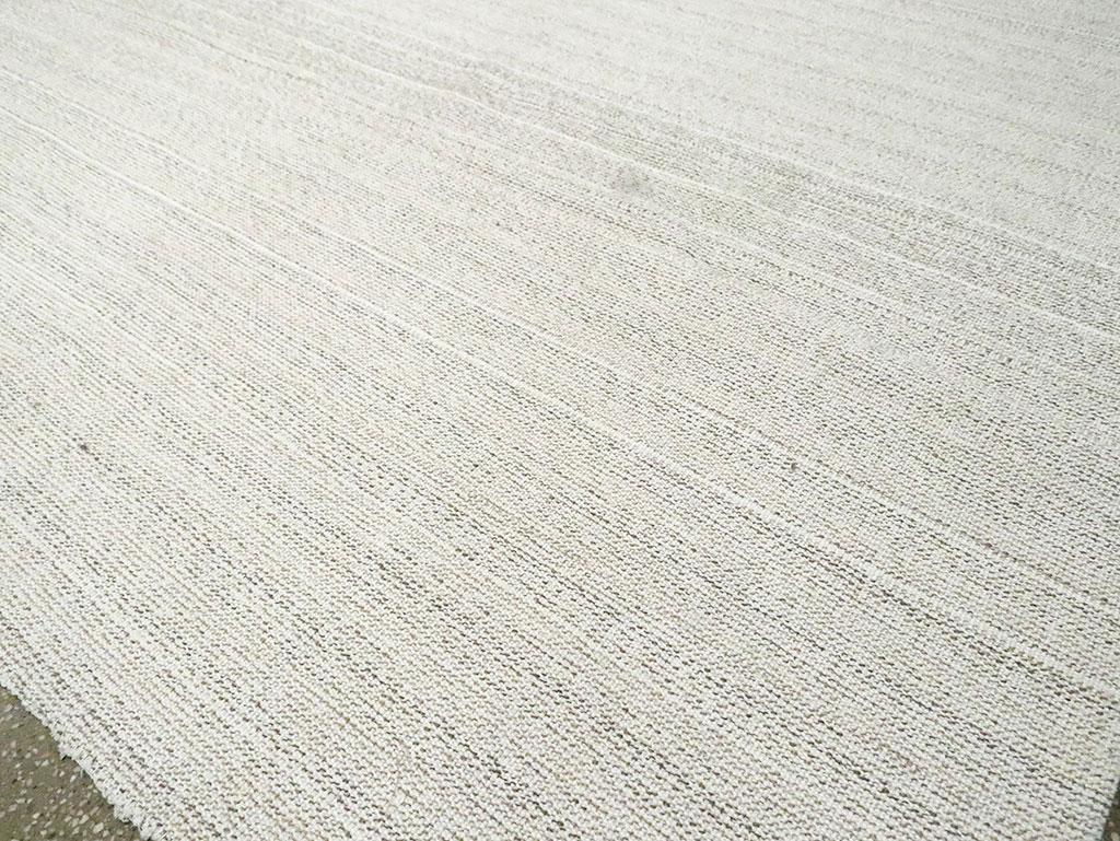 Mid-20th Century Handmade Turkish Flatweave Kilim Room Size Carpet in White For Sale 2