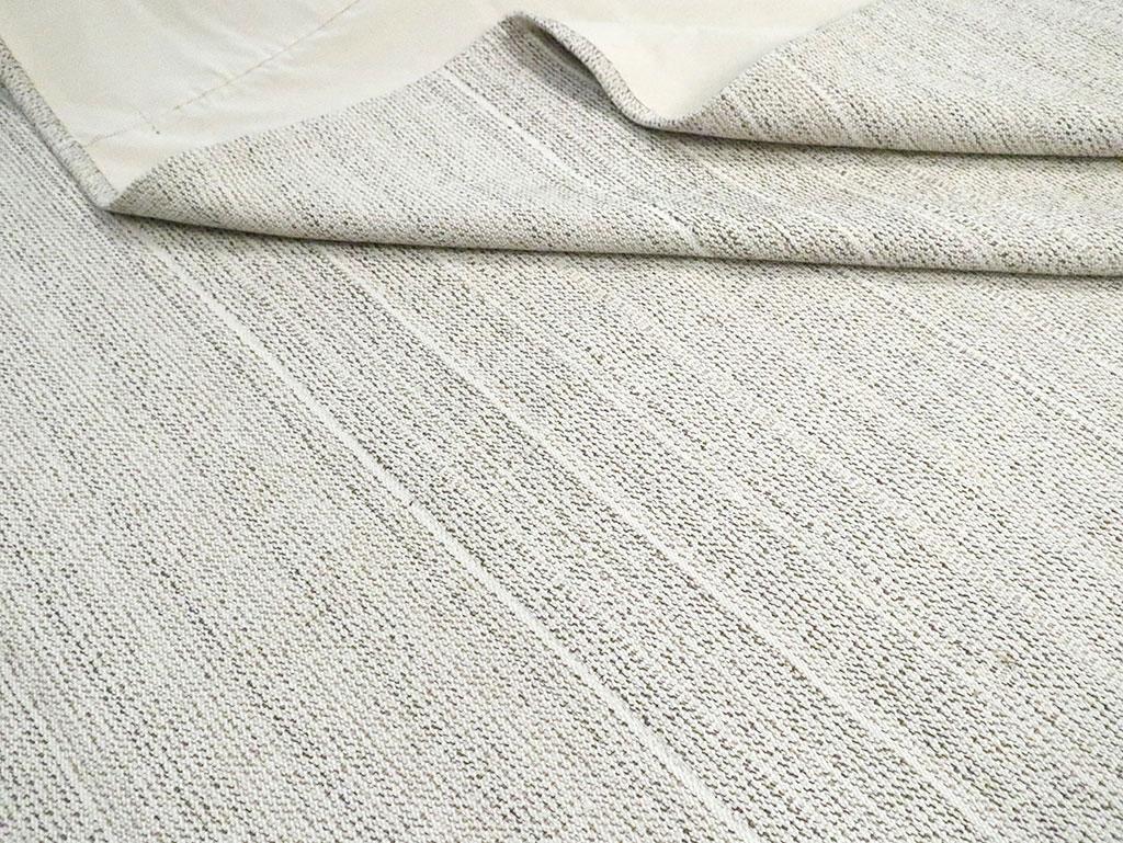Mid-20th Century Handmade Turkish Flatweave Kilim Room Size Carpet in White For Sale 3