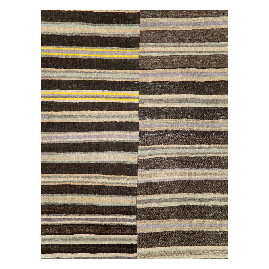 Ein türkischer Flachgewebe-Kilim-Akzentteppich, handgefertigt Mitte des 20. Jahrhunderts, bestehend aus 2 versetzt gestreiften Paneelen in Anthrazit und Creme sowie anderen Farben, darunter Gelb und Lavendel.

Maße: 6' 9