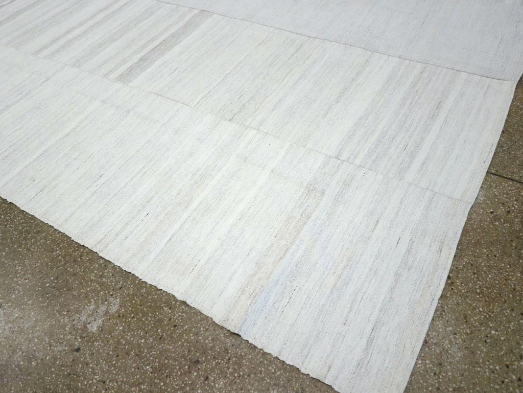 Handgefertigter türkischer Flachgewebe-Kelim-Teppich in Zimmergröße aus der Mitte des 20. Jahrhunderts im Angebot 1