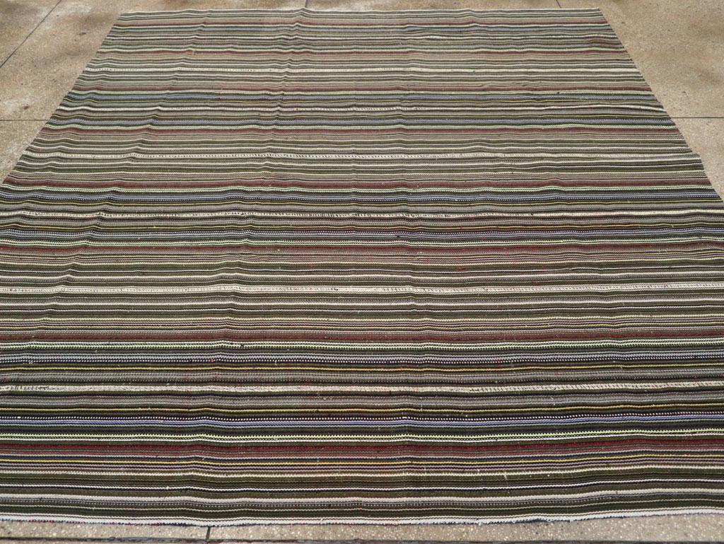 Tappeto turco vintage a trama piatta Kilim di piccole dimensioni in formato quadrato, realizzato a mano a metà del XX secolo.

Misure: 8' 8