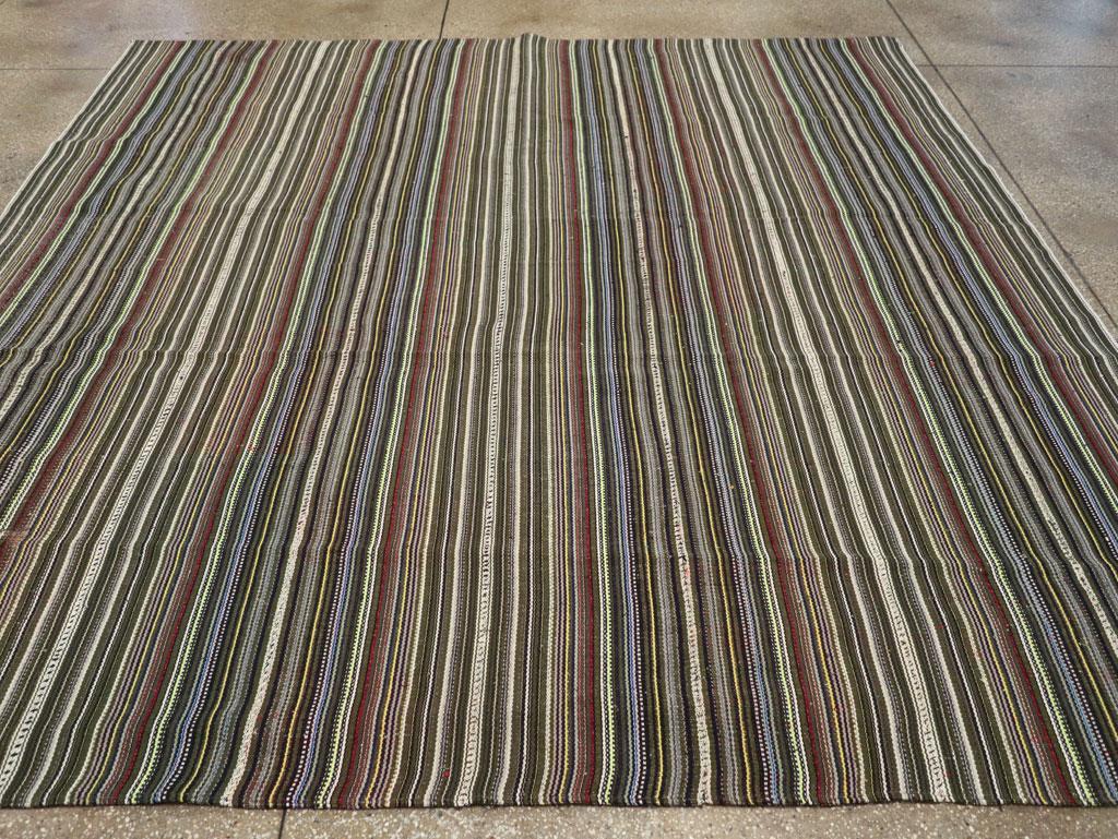 Turco Tappeto turco a trama piatta della metà del XX secolo, Kilim quadrato di piccole dimensioni per la stanza in vendita