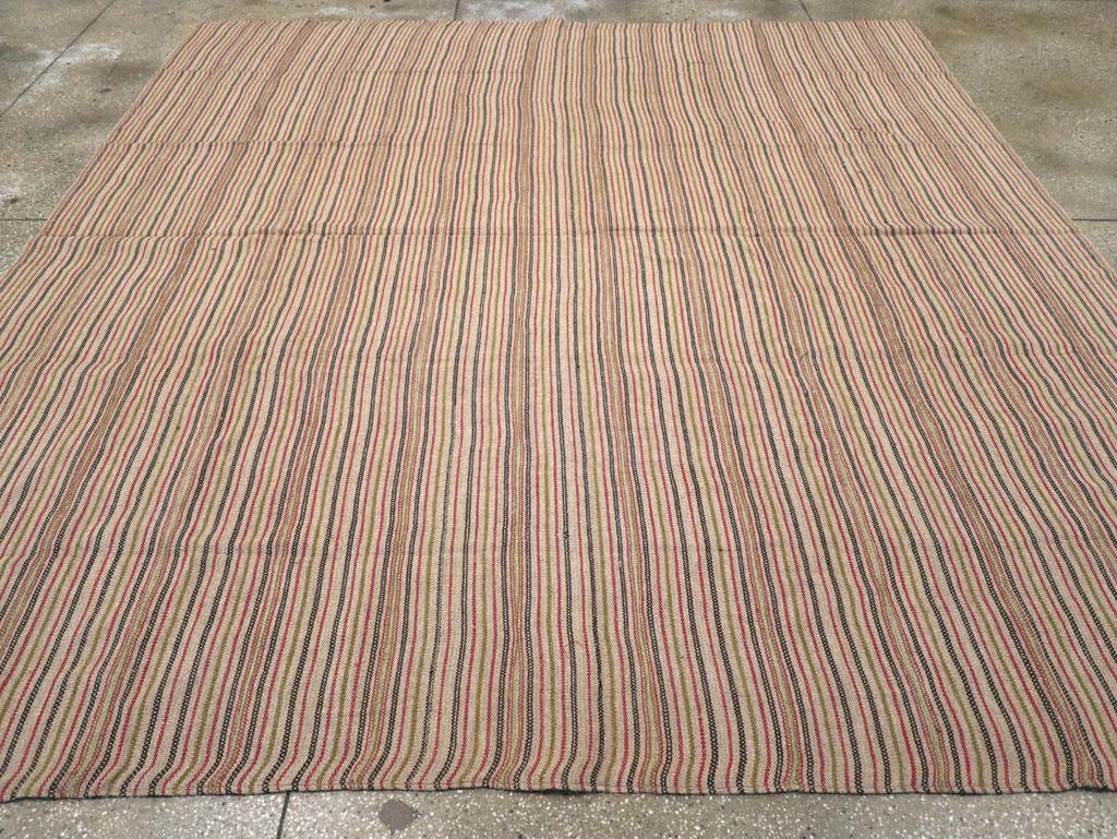 Alfombra Kilim turca vintage de tejido plano y tamaño cuadrado, hecha a mano a mediados del siglo XX.

Medidas 9' 6