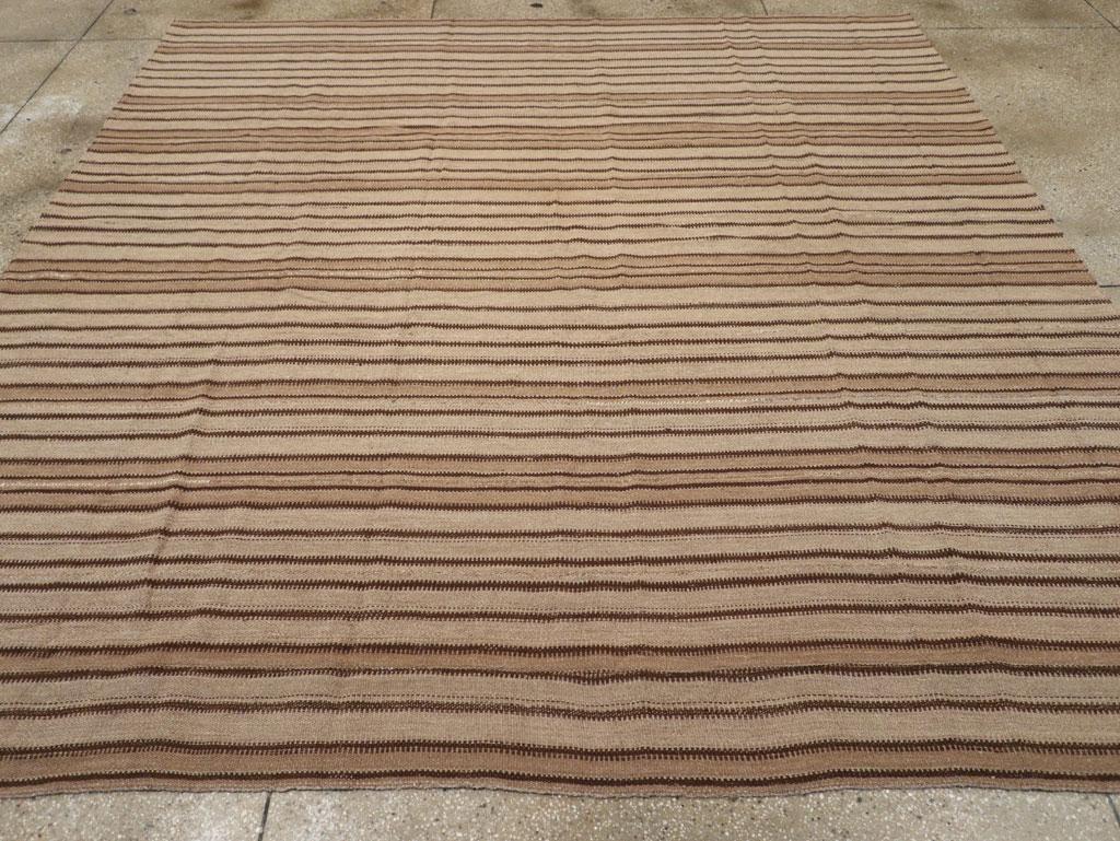 Un tappeto vintage turco a trama piatta Kilim quadrato per stanze realizzato a mano a metà del XX secolo.

Misure: 10' 2