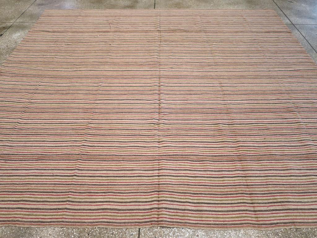 Alfombra turca de tejido plano Kilim de mediados del siglo XX, hecha a mano y de tamaño cuadrado Turco en venta