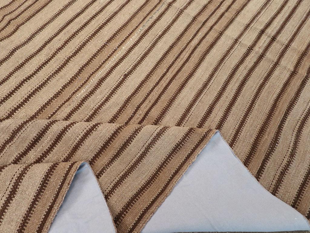 XX secolo Tappeto turco a trama piatta Kilim quadrato della metà del 20° secolo, fatto a mano, per una stanza in vendita
