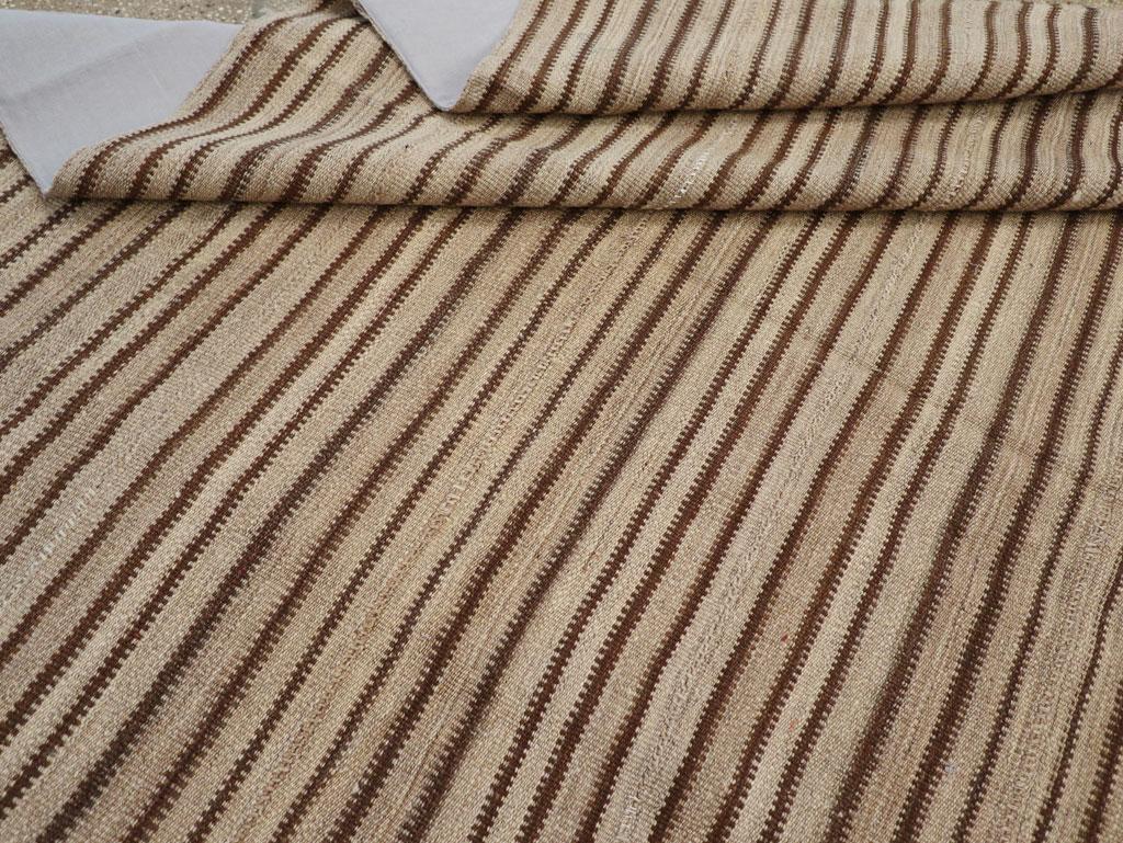 Alfombra turca de tejido plano Kilim de mediados del siglo XX, hecha a mano y de tamaño cuadrado en venta 1