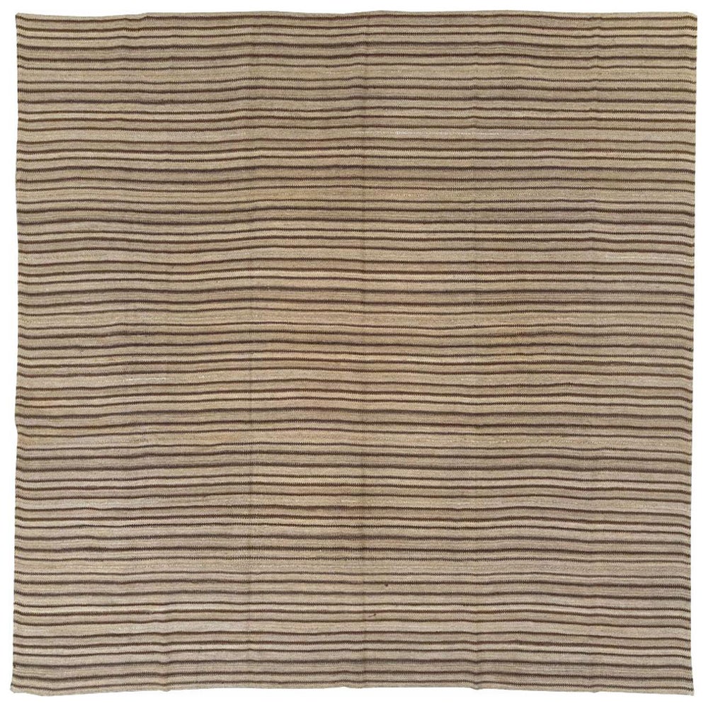 Mitte des 20. Jahrhunderts handgefertigter türkischer Flachgewebe-Kilim Quadratische Zimmergröße Teppich